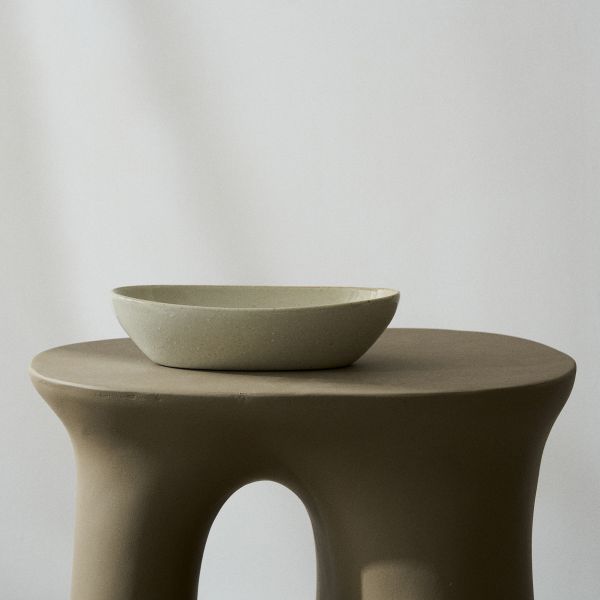 Oval serving bowl off-white Out of lines